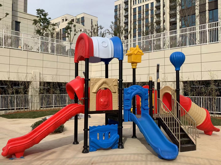 Children's combined slide in residential area