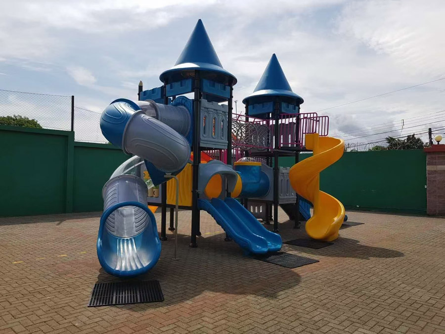 Children's combined slide in large playground