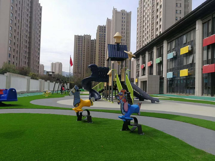Children's combined slide in high-end residential area