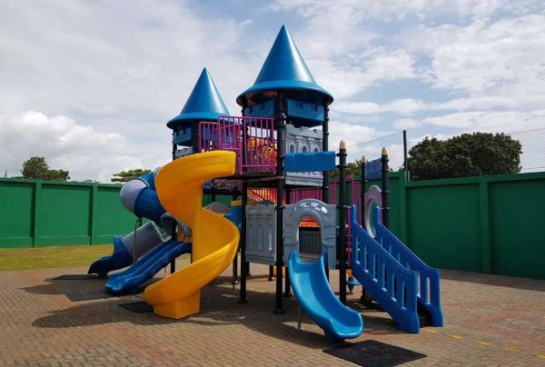Children's combined slide in large playground